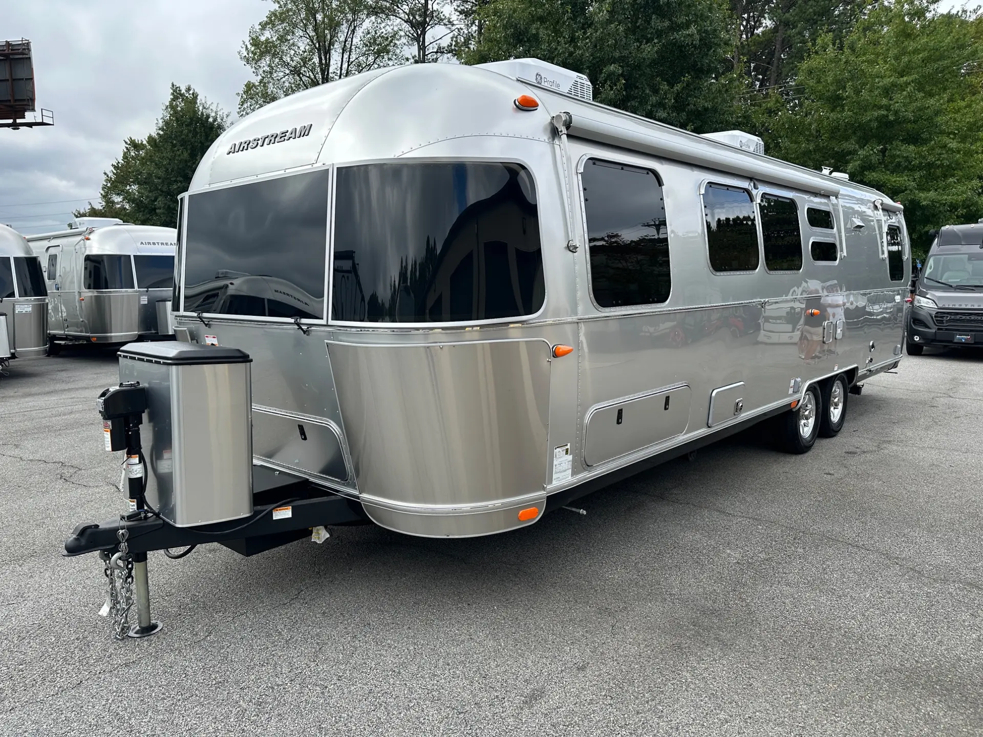 2027 Airstream Flying Cloud 30FB Bunk - Image 12