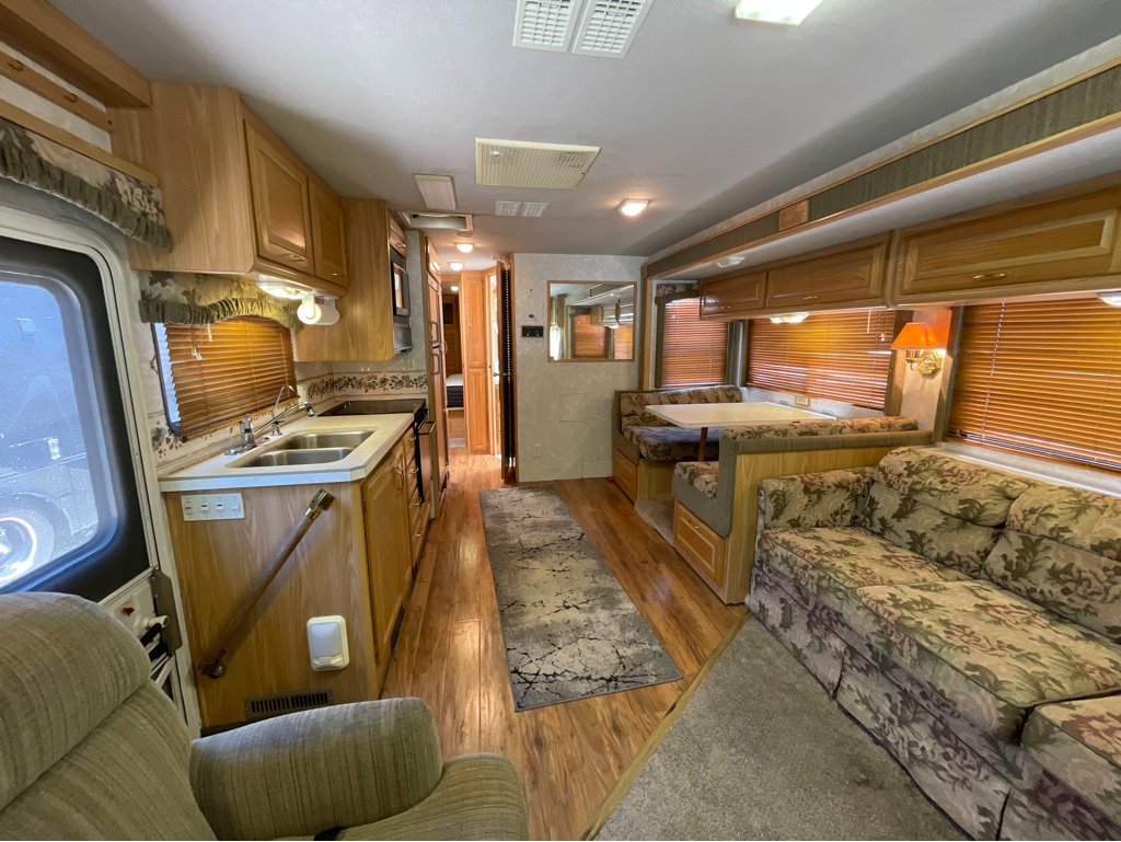 2000 Fleetwood Bounder 34T - Image 5