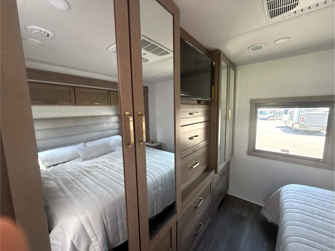 2027 ENTEGRA COACH VISION XL 31UL - Image 24