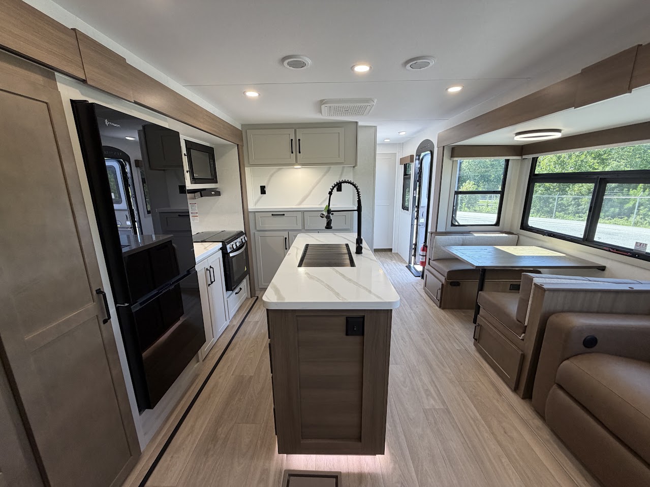 2027 VENTURE RV SPORTTREK 343VIB - Image 16