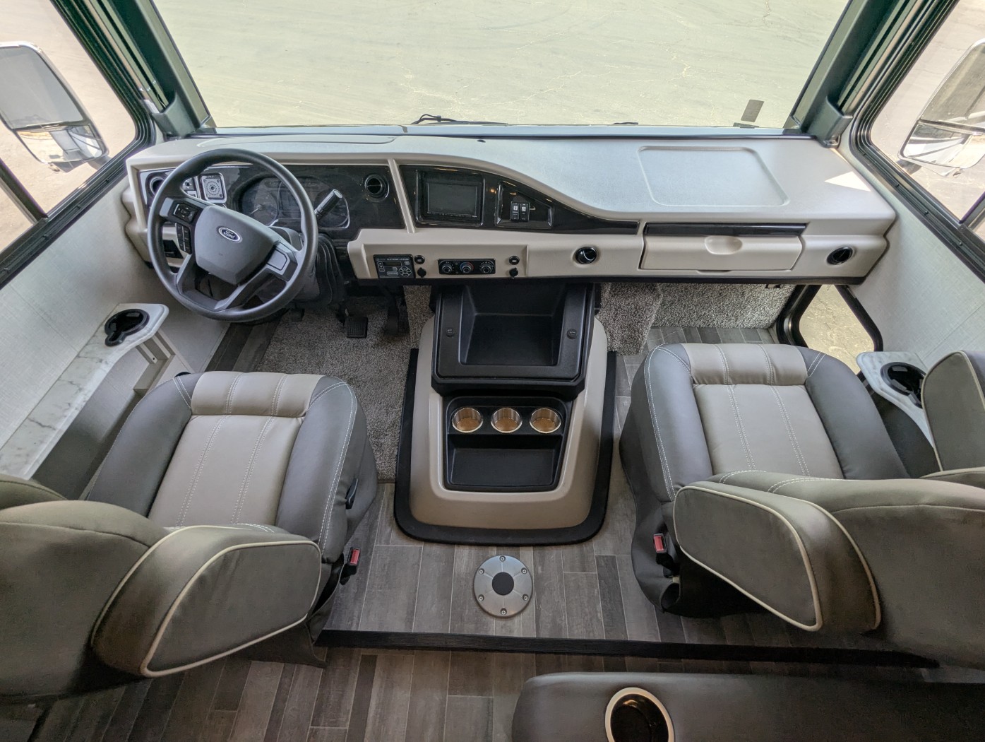 2025 Fleetwood Flair 28A - Image 9