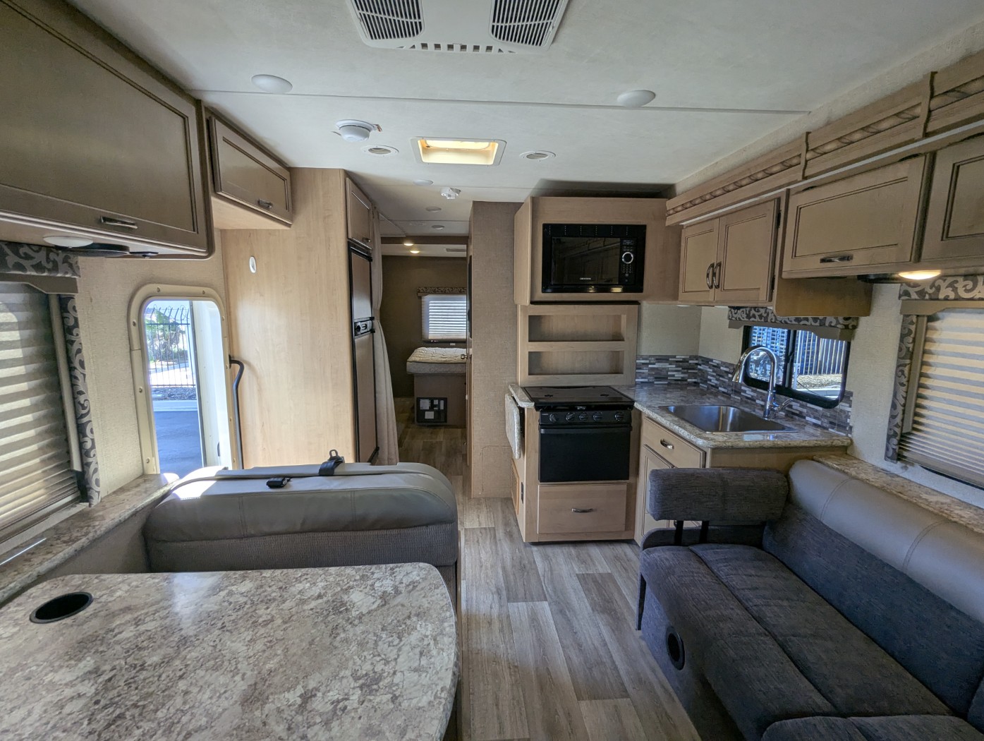 2018 Thor Motor Coach Four Winds 30D - Image 25