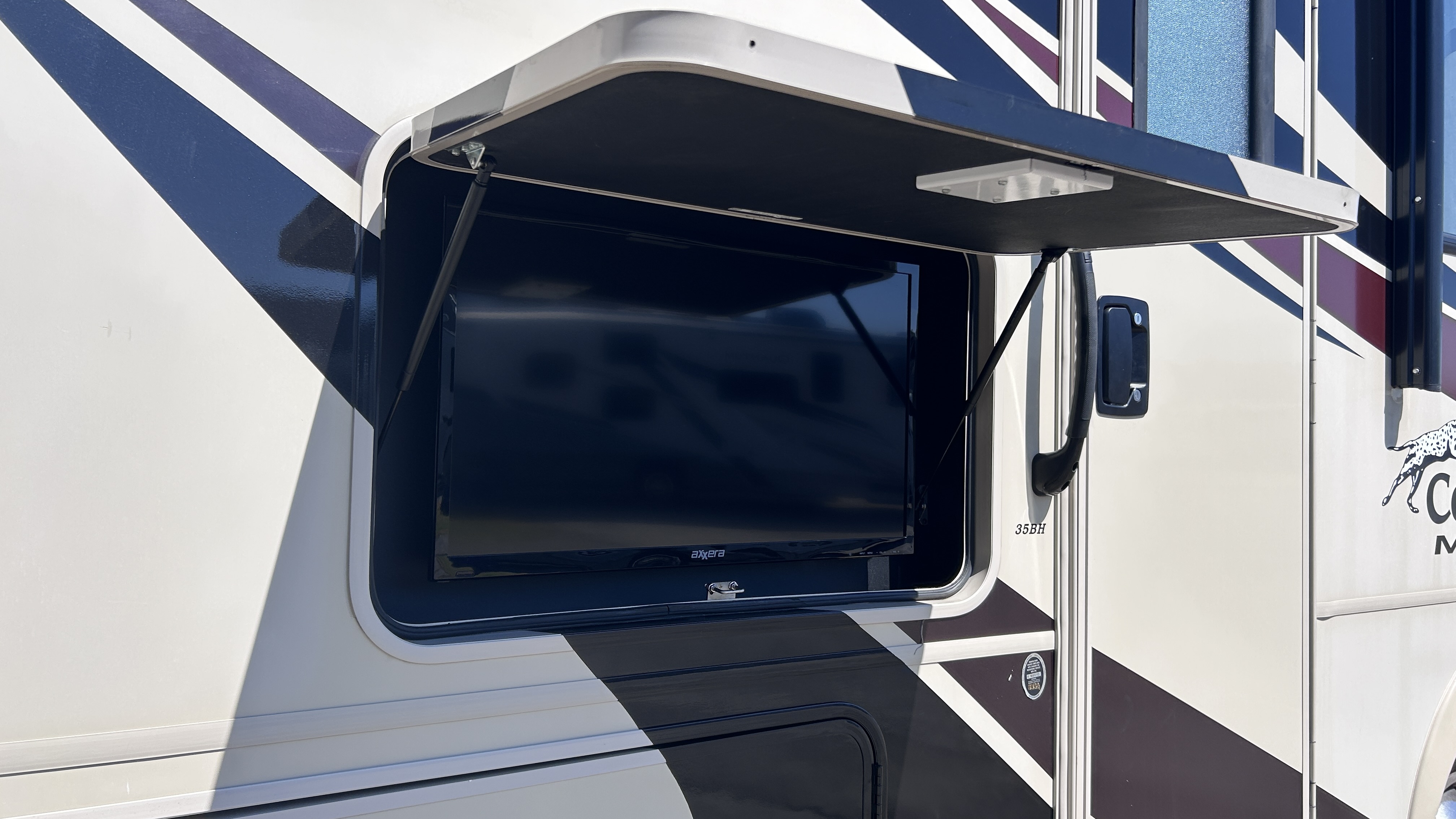 2019 Coachmen Mirada 35BH - Image 8