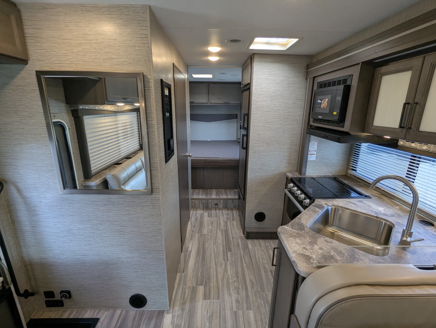 2024 Thor Motor Coach Four Winds 28Z - Image 11