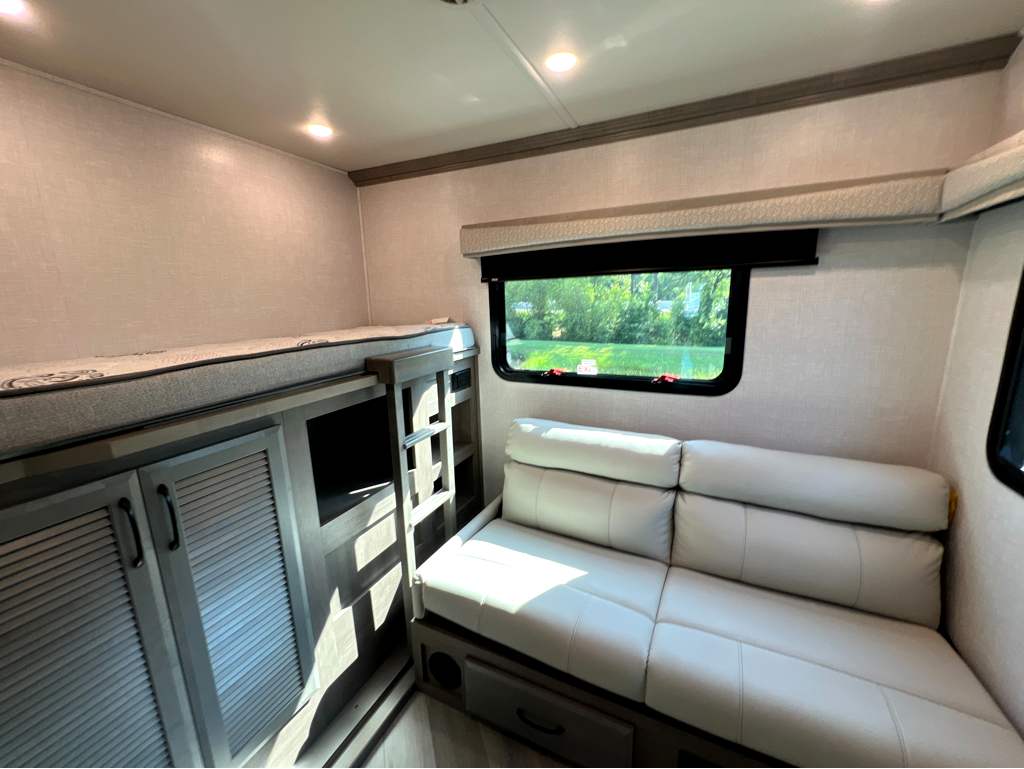 2024 HOLIDAY RAMBLER INVICTA 36Y - Image 25