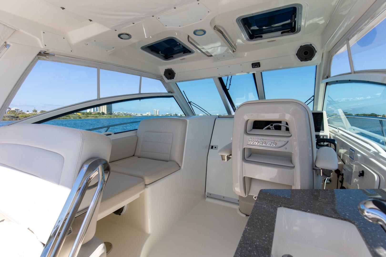 2019 Boston Whaler 345 CONQUEST - Image 17