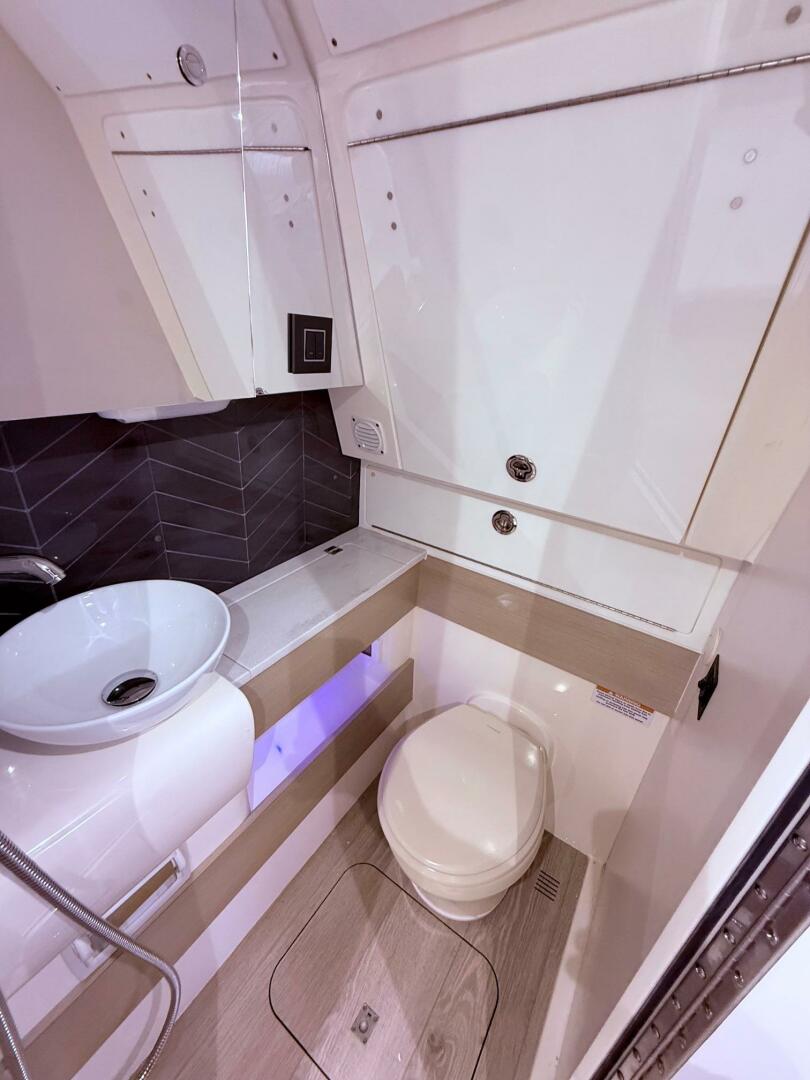 2006 Carver 43 Motor Yacht - Image 52