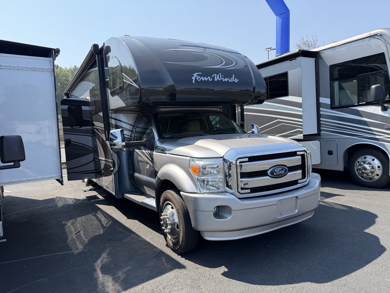 2017 Thor Motor Coach Four Winds Super C 35SB - Image 1