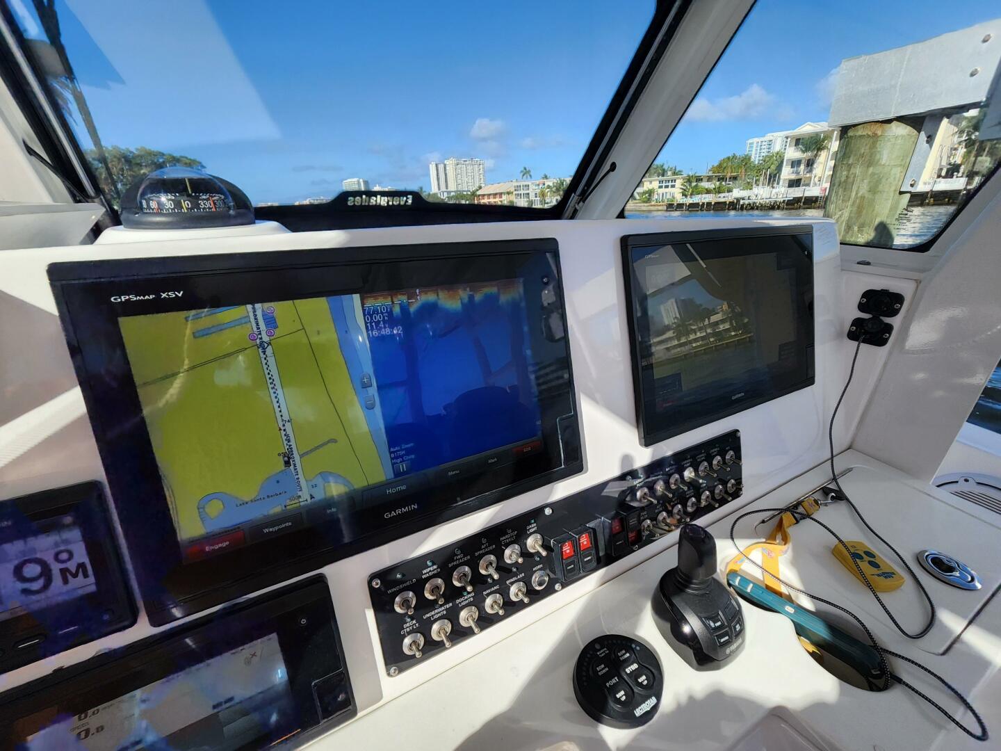 2019 Everglades 355 CC - Image 15