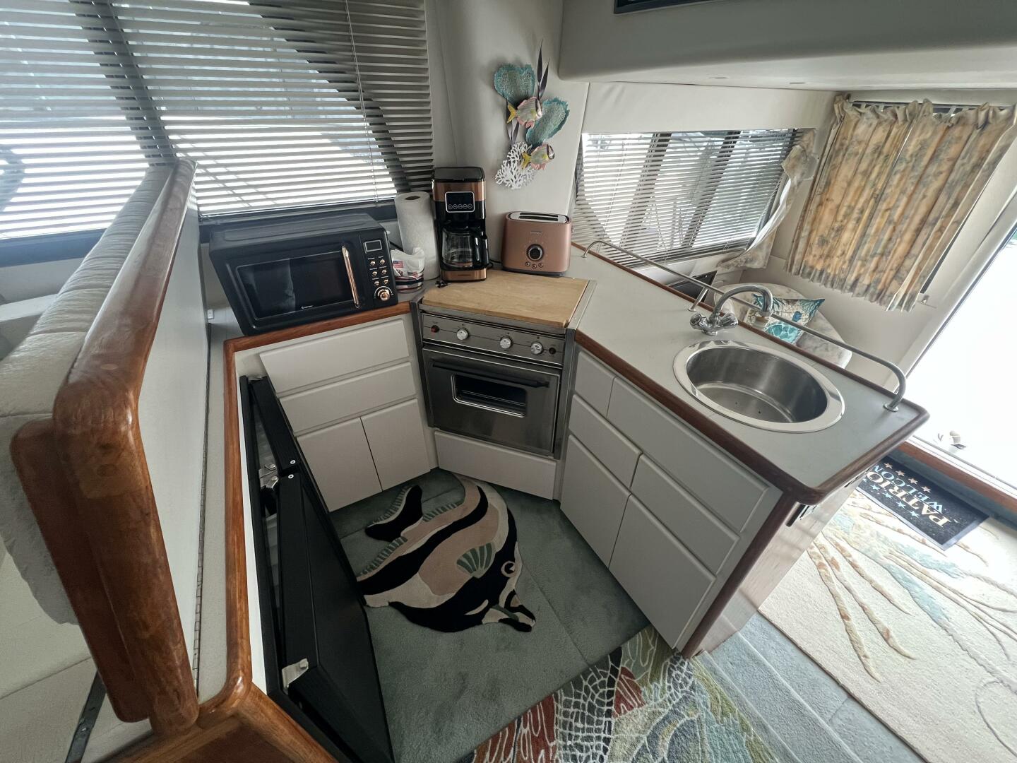 1994 Carver 370 Voyager - Image 8