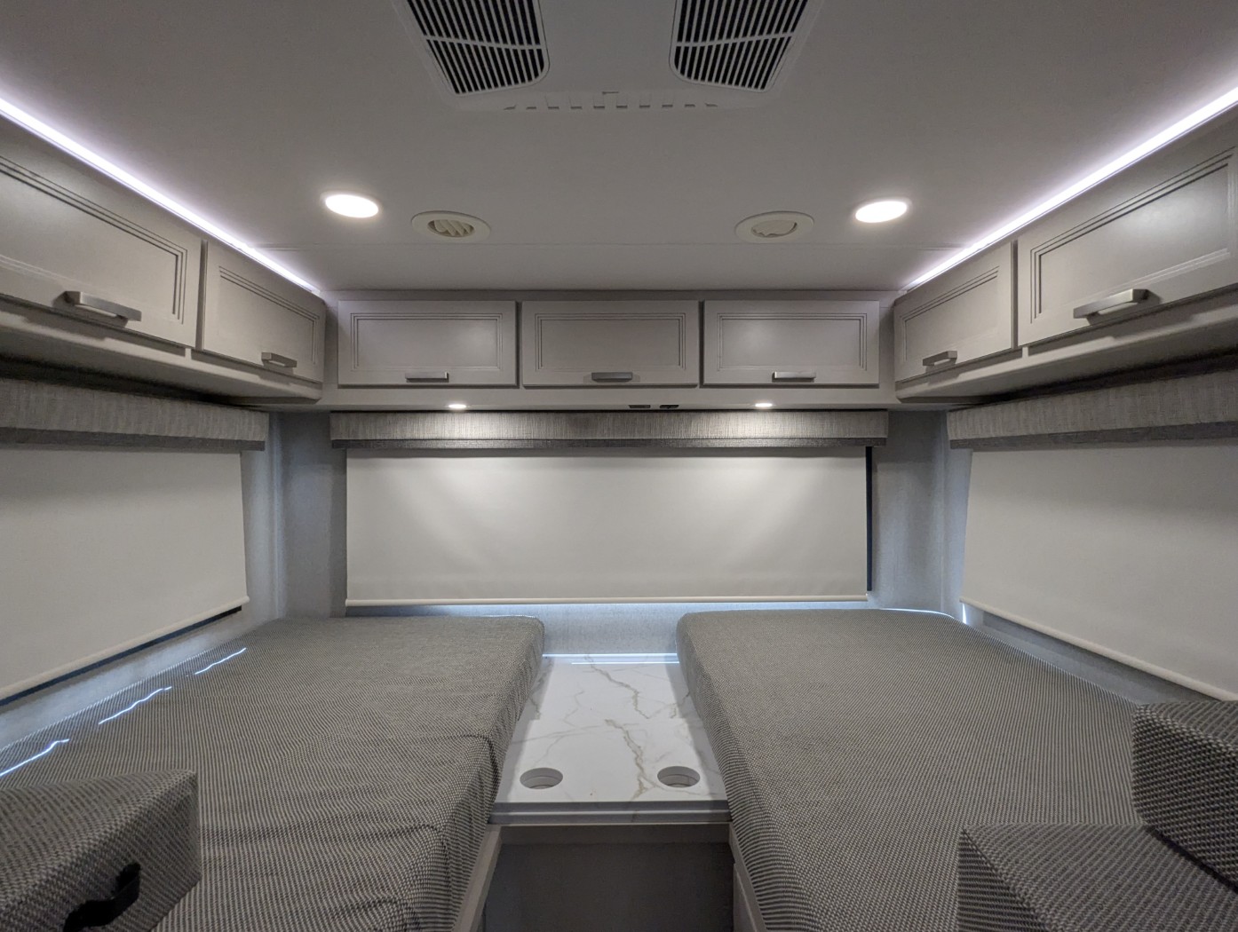 2027 Thor Motor Coach Omni Z30 - Image 33