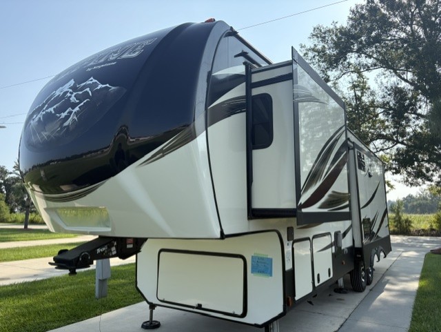 2017 Keystone ALPINE 3400rs - Image 2