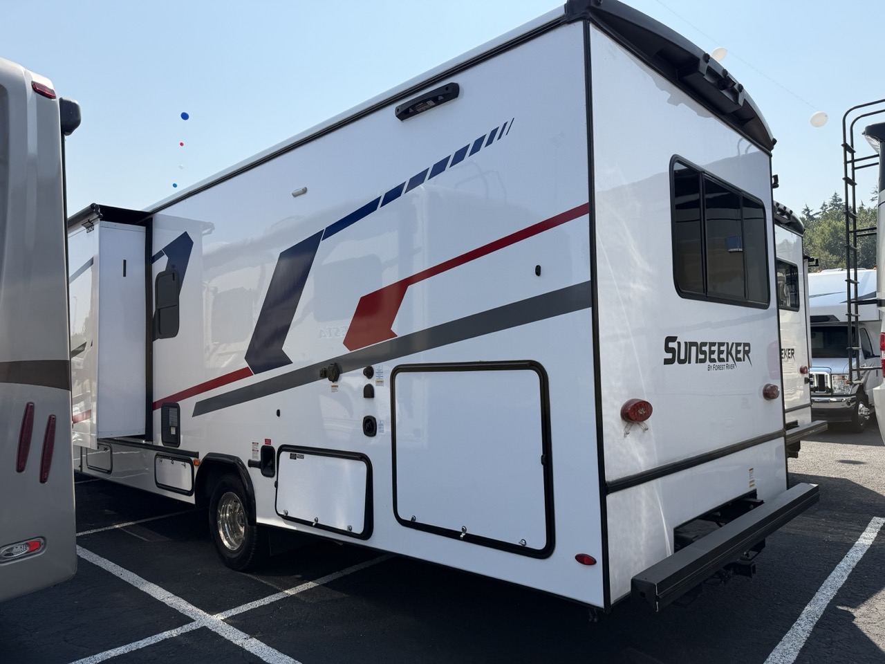 2026 Forest River Sunseeker LE 3250DSLEX - Image 3