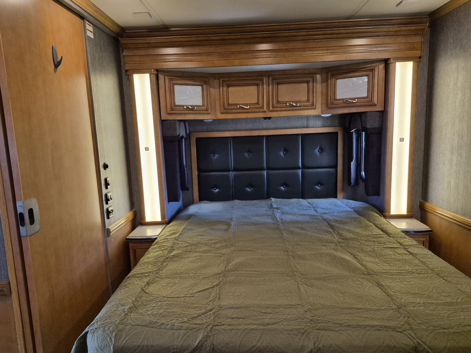 2015 Newmar Ventana 3636 - Image 15