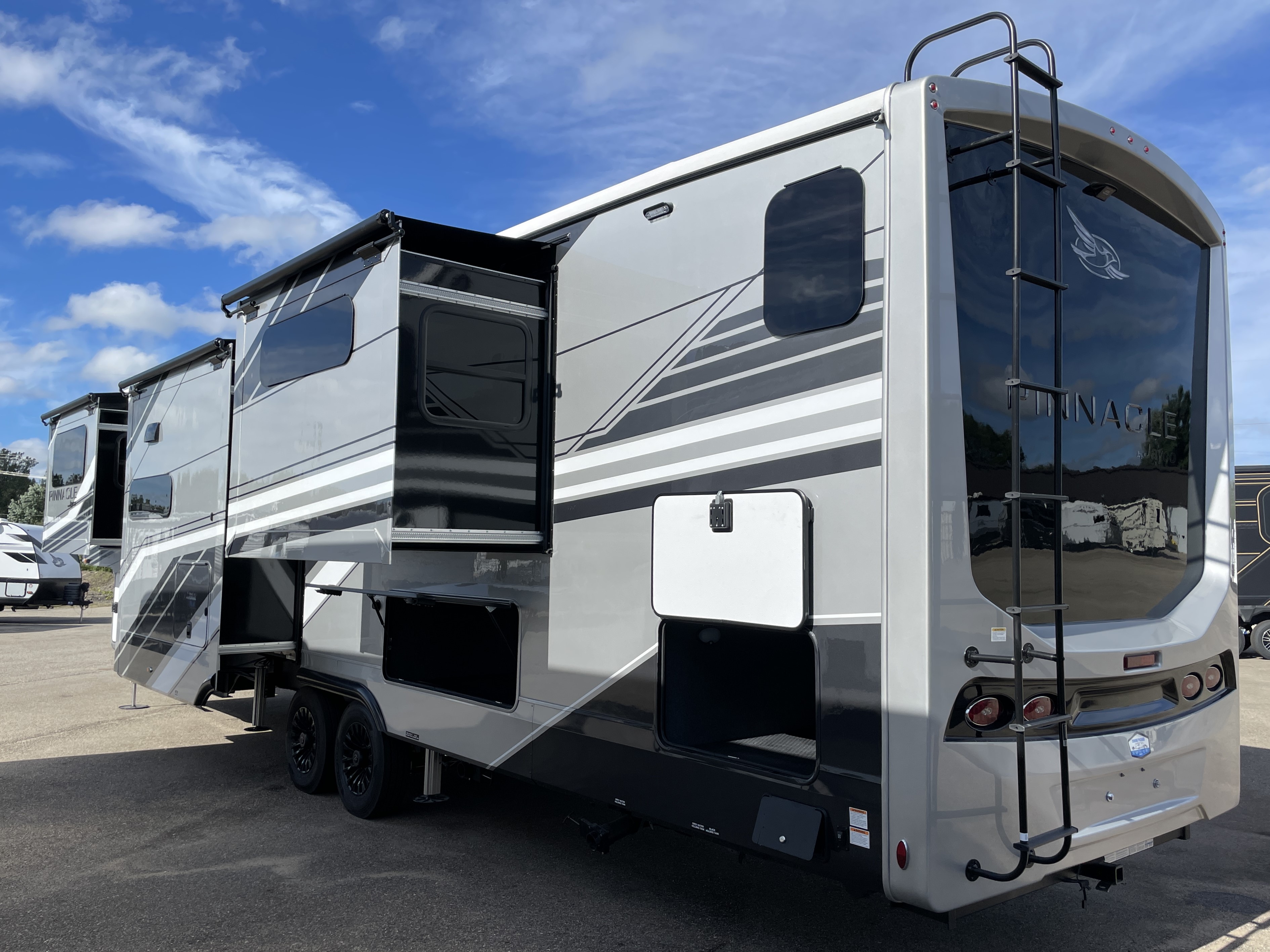 2027 Jayco Pinnacle 39FLOK - Image 7