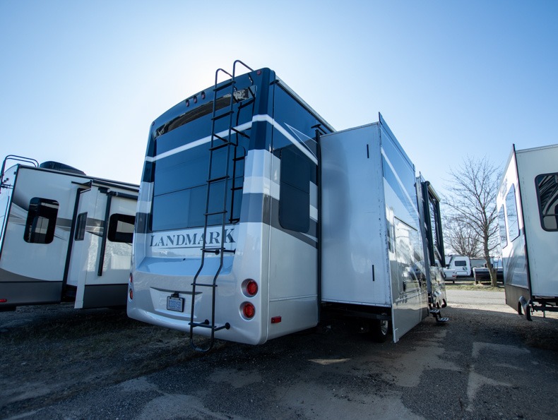 2016 Heartland Landmark 365 LM Charleston - Image 2