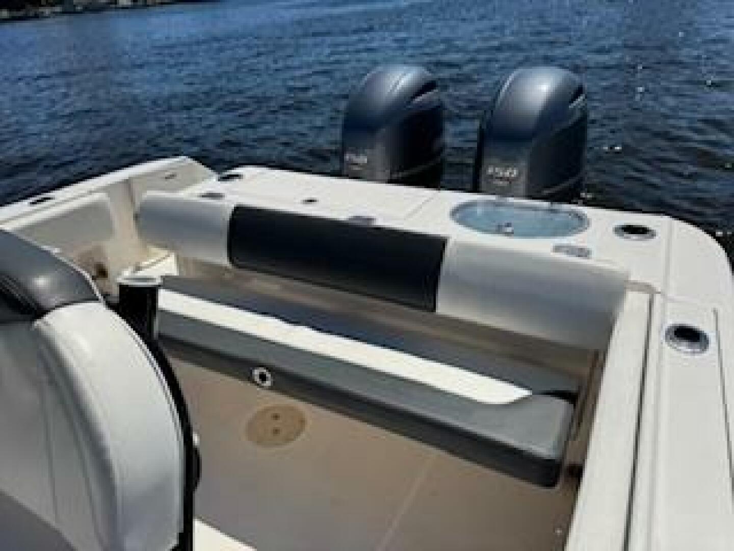 2022 Robalo R242 Center Console Base - Image 19