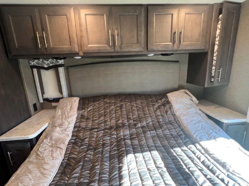2021 Thor Motor Coach Magnitude SV34 - Image 19