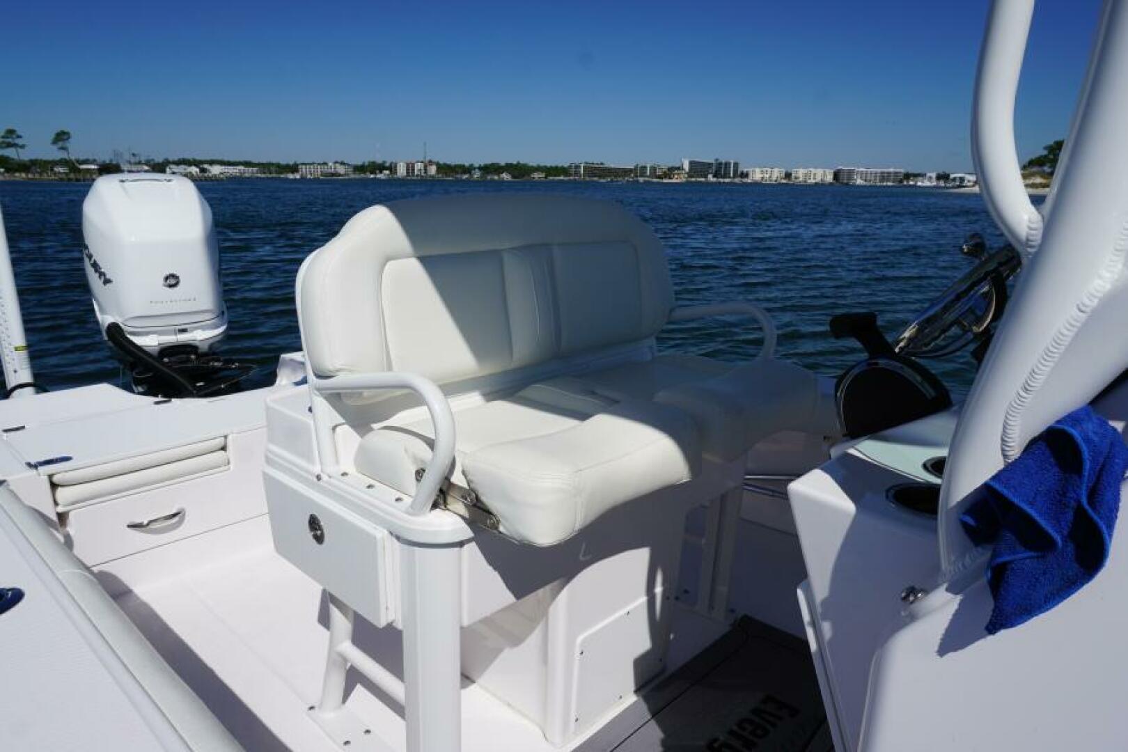 2022 Everglades 253 Center Console - Image 6