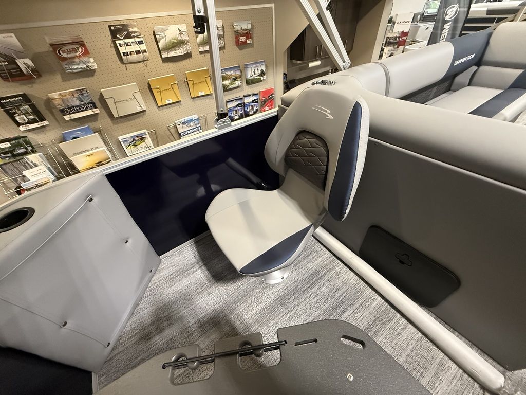 2026 Bennington 22SF TriToon Pontoon - Image 27