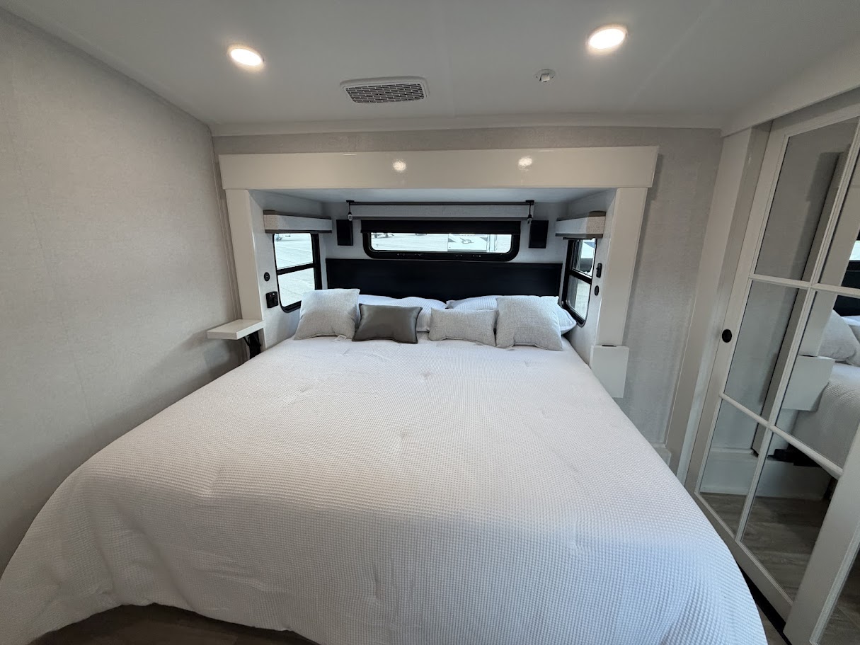 2027 JAYCO PINNACLE 32RLTS - Image 40