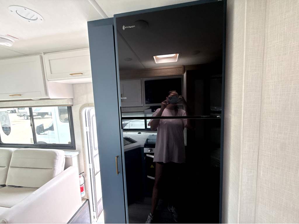 2027 THOR MOTOR COACH MAGNITUDE GA31 - Image 19