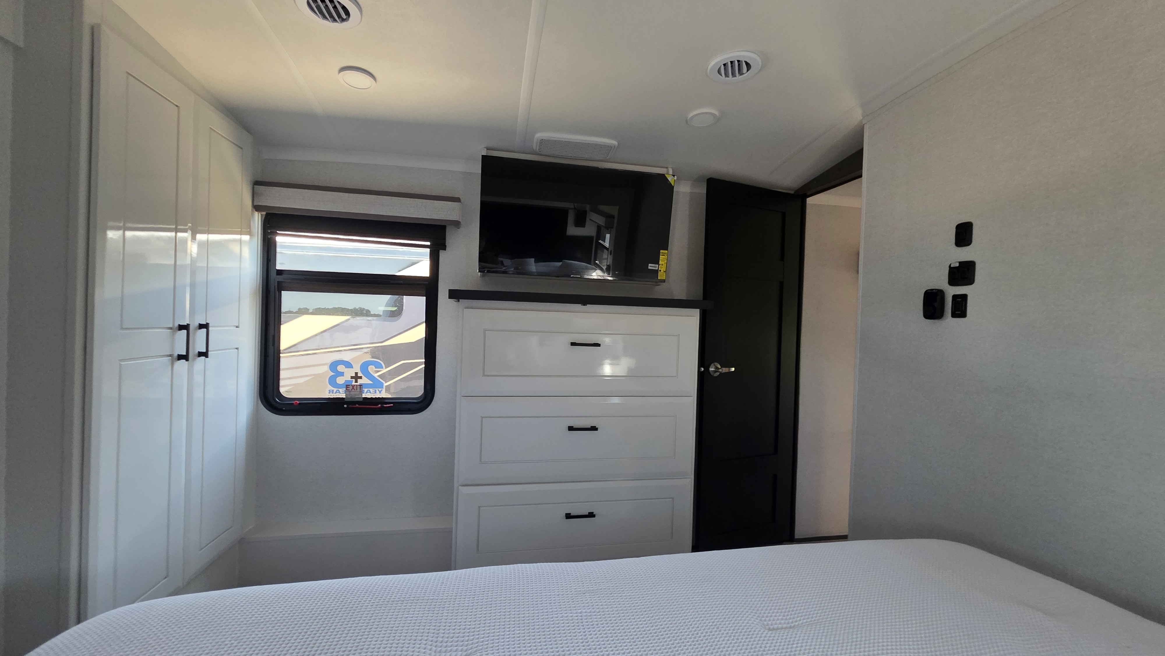 2027 JAYCO PINNACLE 32RLTS - Image 23