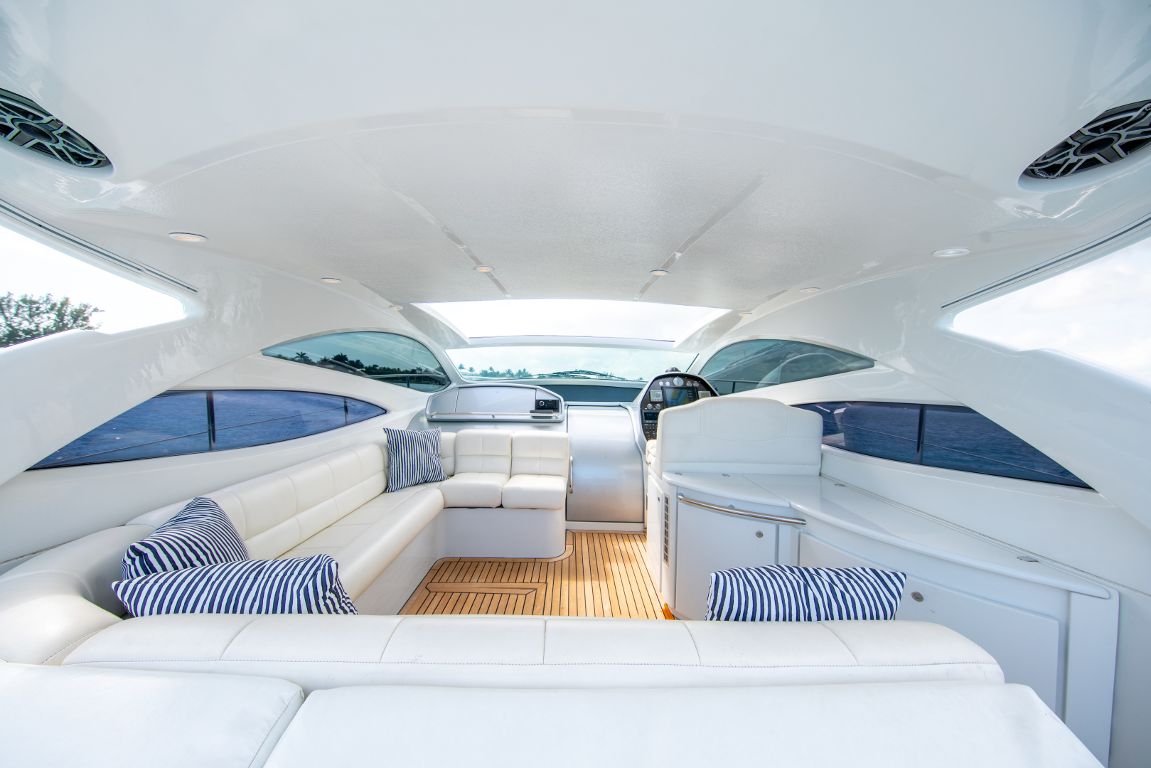 2004 Pershing Express - Image 17