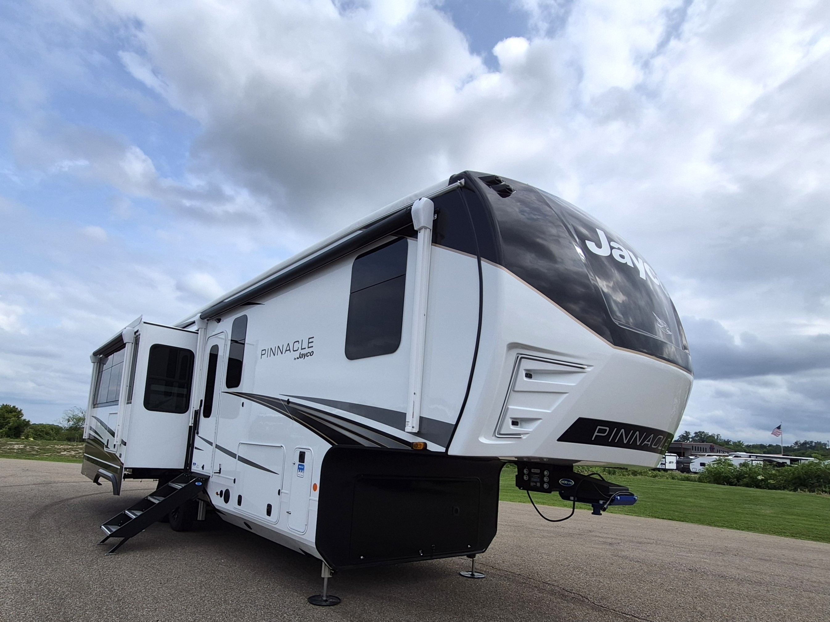 2027 JAYCO PINNACLE 32RLTS - Image 1