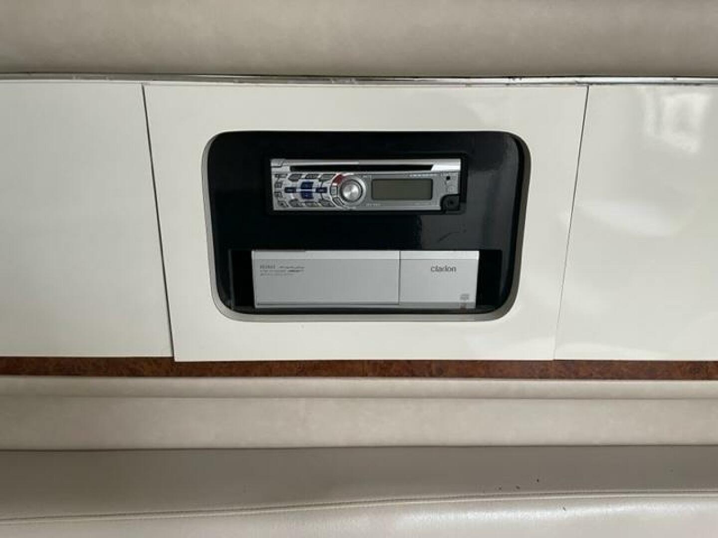 1996 Sea Ray 330DA - Image 17