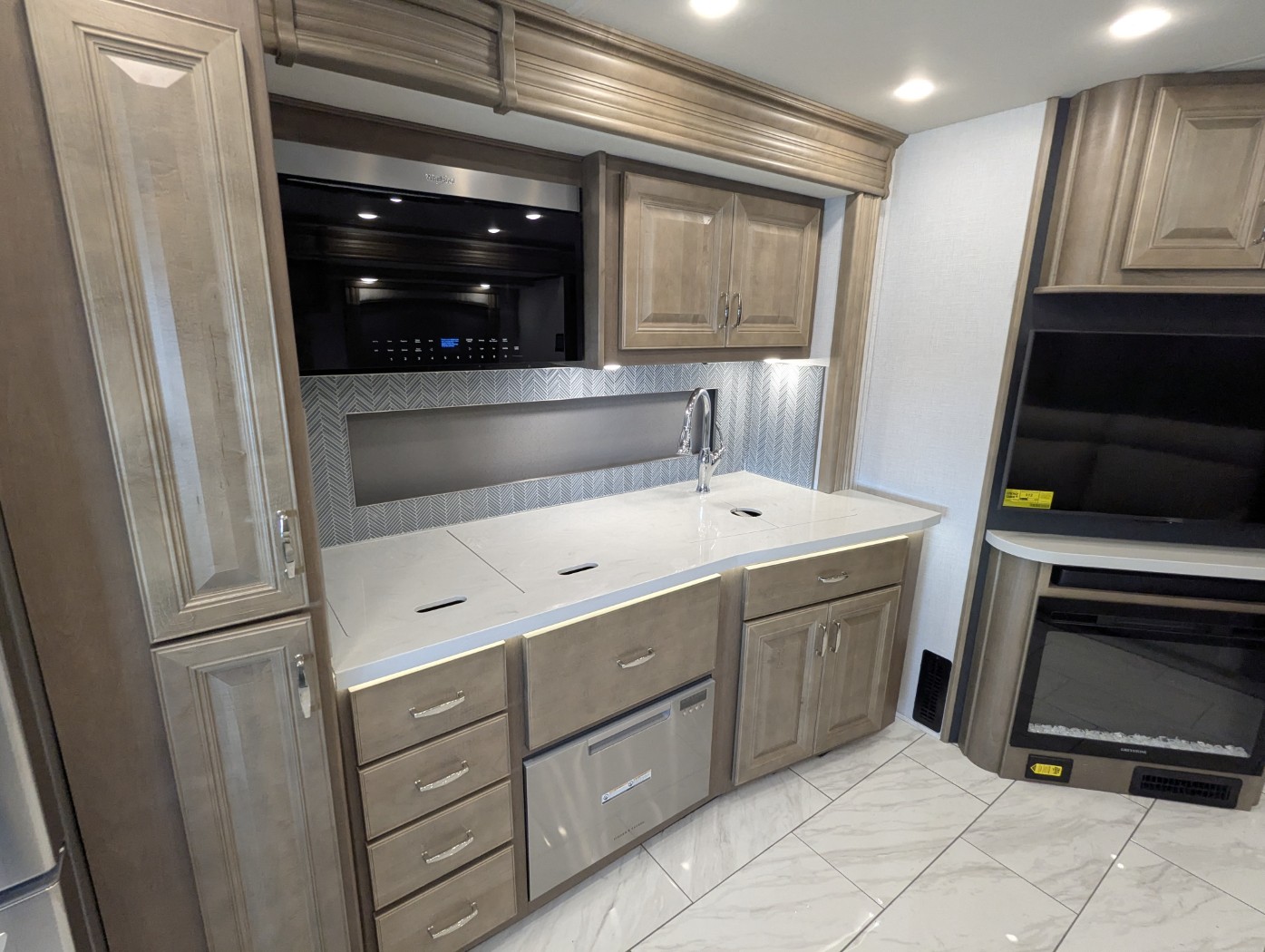 2026 Fleetwood Discovery 38N - Image 15