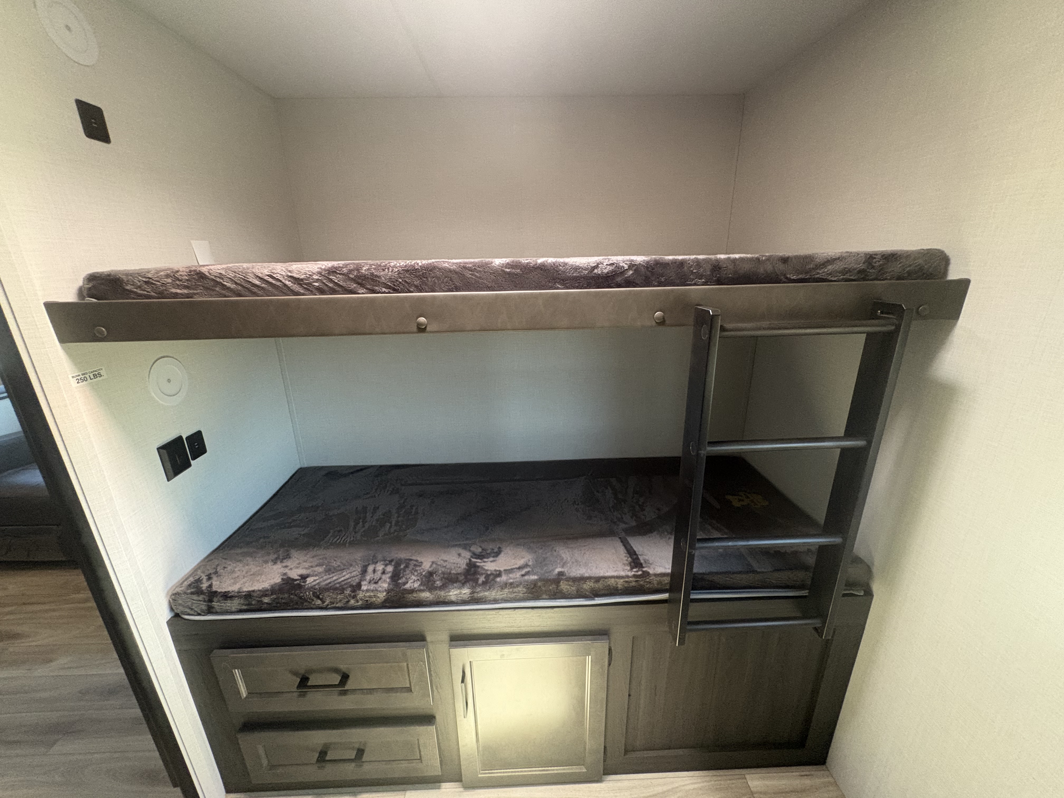 2026 VENTURE RV SPORTTREK 327VIK - Image 21