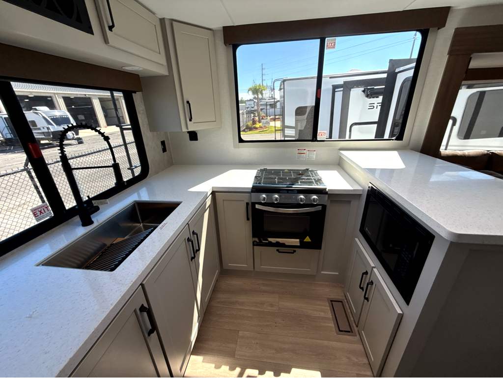 2027 VENTURE RV SPORTTREK 323VRK - Image 12