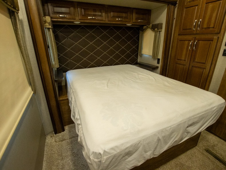 2018 Keystone Montana 3820FK - Image 25