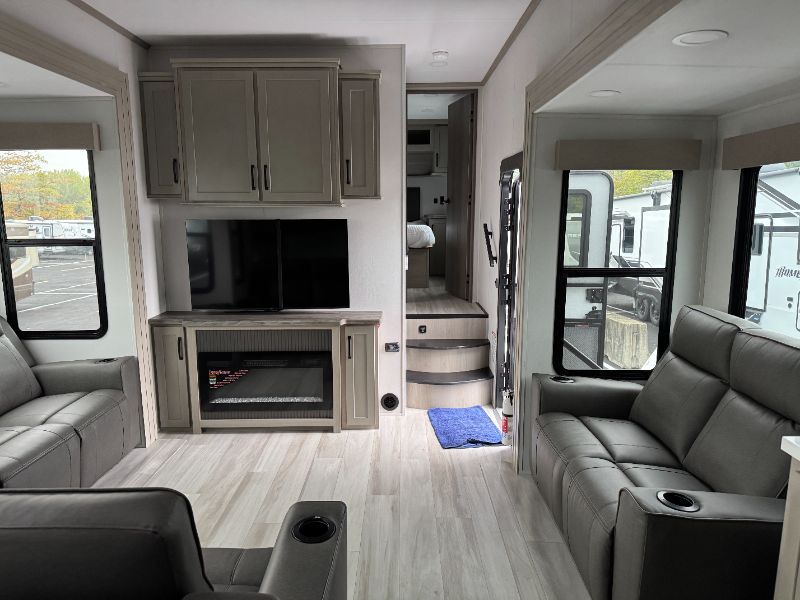 2025 Grand Design Momentum G-Class 415G - Image 13