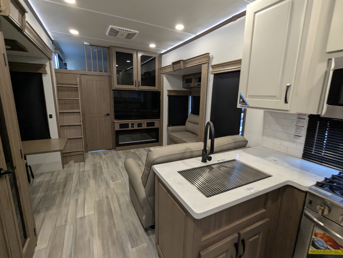 2024 Alliance RV Paradigm 395DS - Image 7