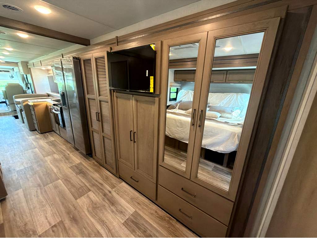 2027 THOR MOTOR COACH HURRICANE 36H - Image 17