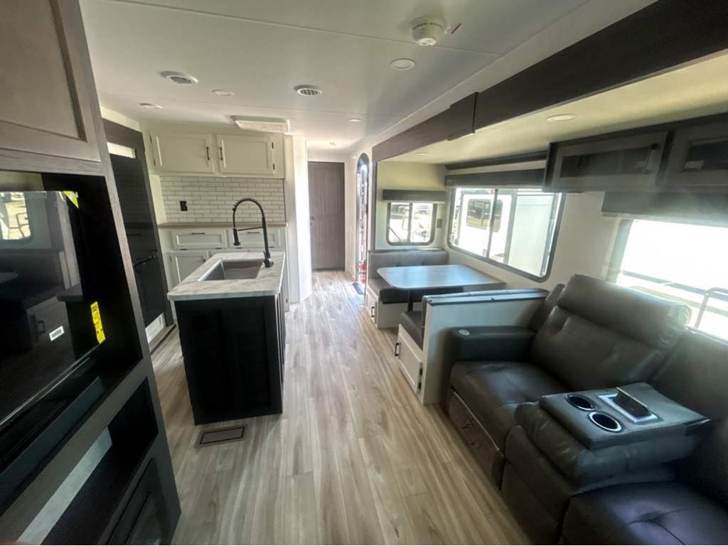 2026 VENTURE RV SPORTTREK 327VIK - Image 18