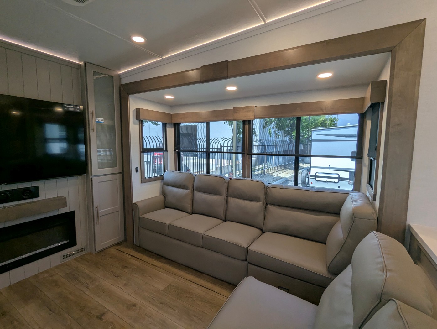 2025 Alliance RV Paradigm 375RD - Image 35