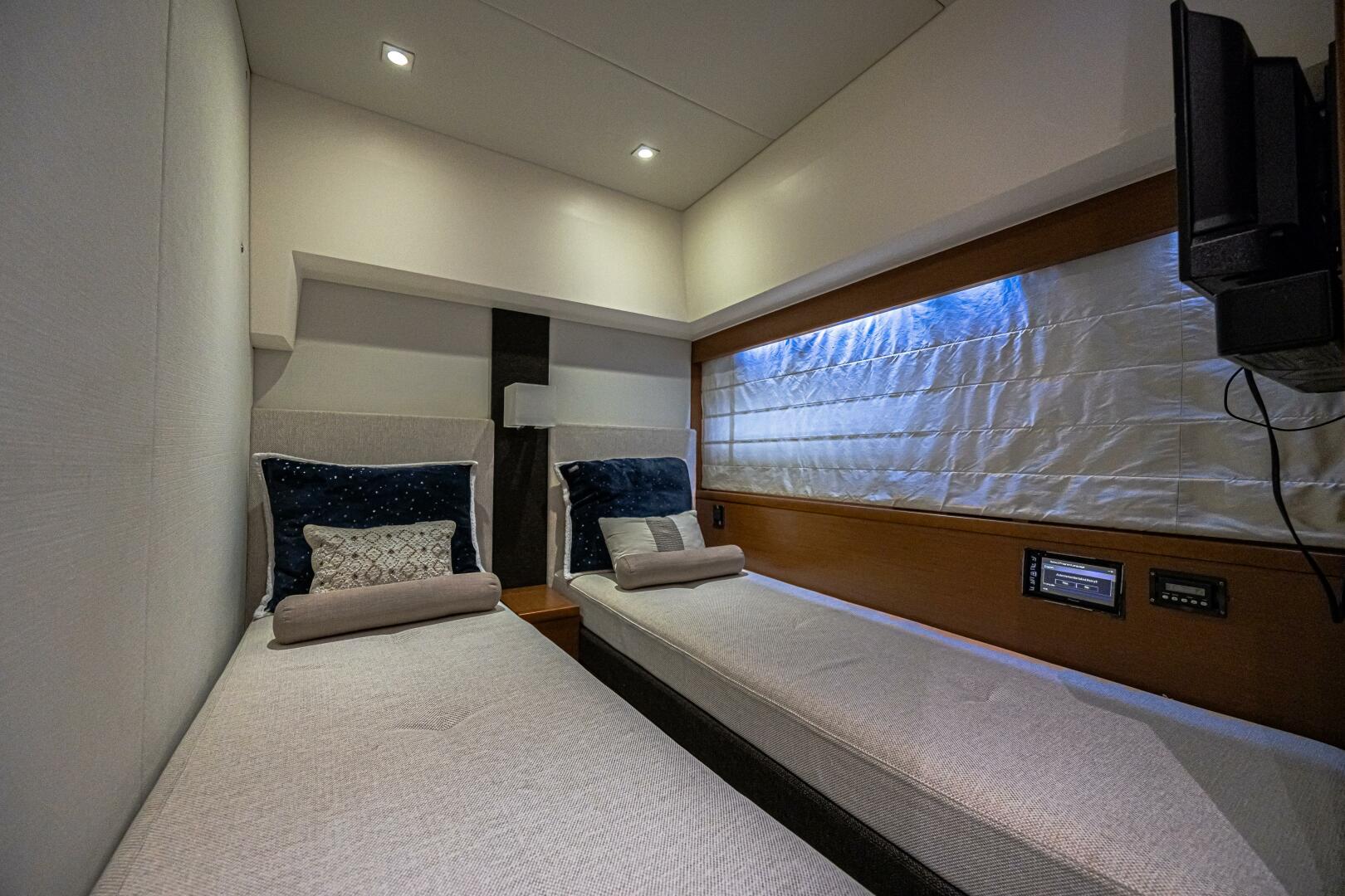 2013 Prestige 550S - Image 33