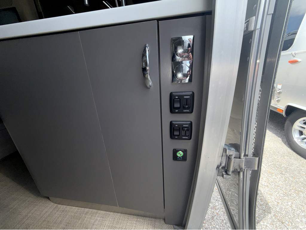 2024 AIRSTREAM GLOBETROTTER 27FB TWIN - Image 32