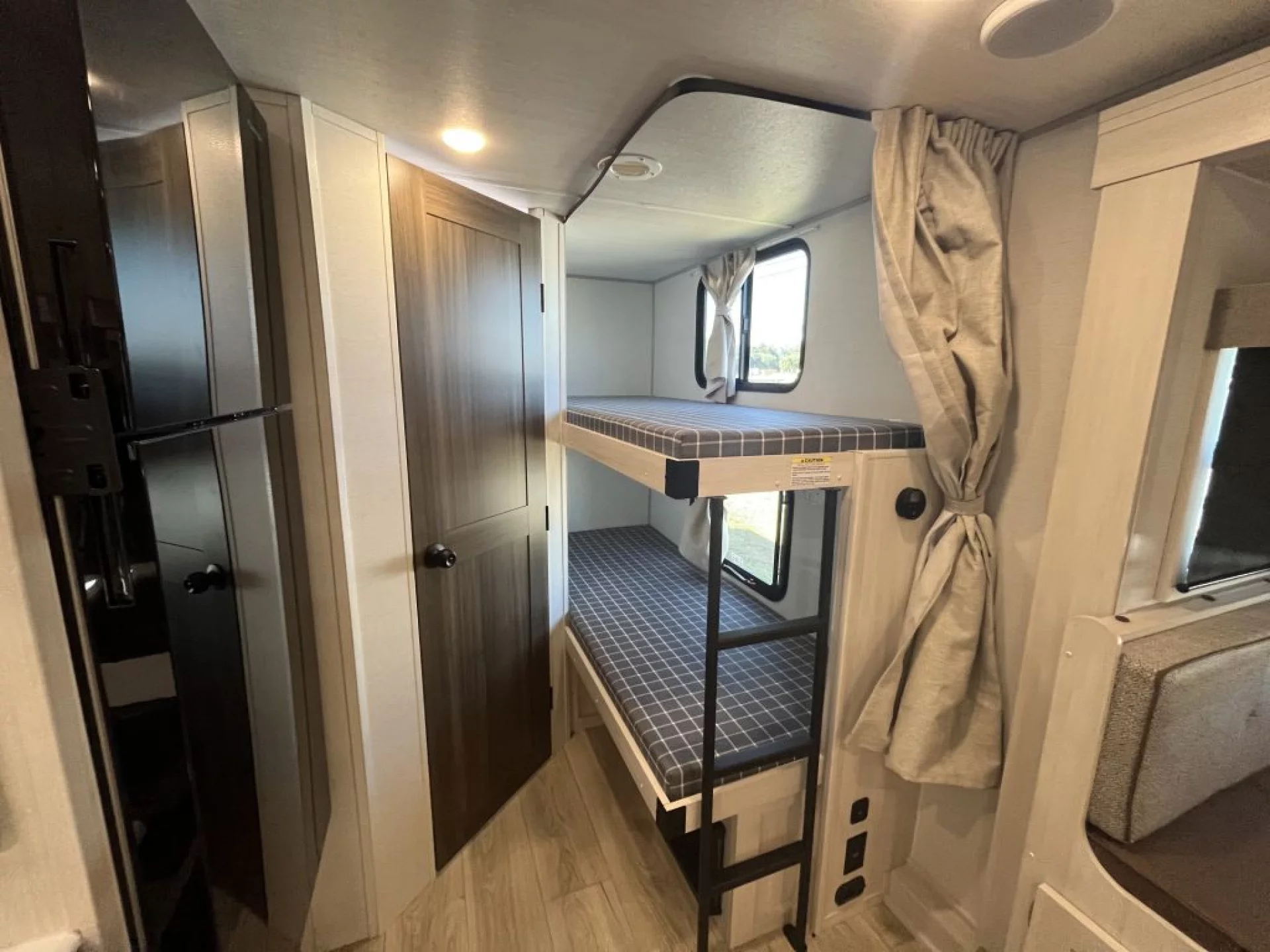 2026 FOREST RIVER SURVEYOR LEGEND 19BHLE - Image 22