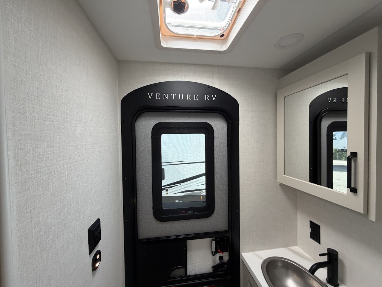 2027 VENTURE RV SPORTTREK 343VBH - Image 33