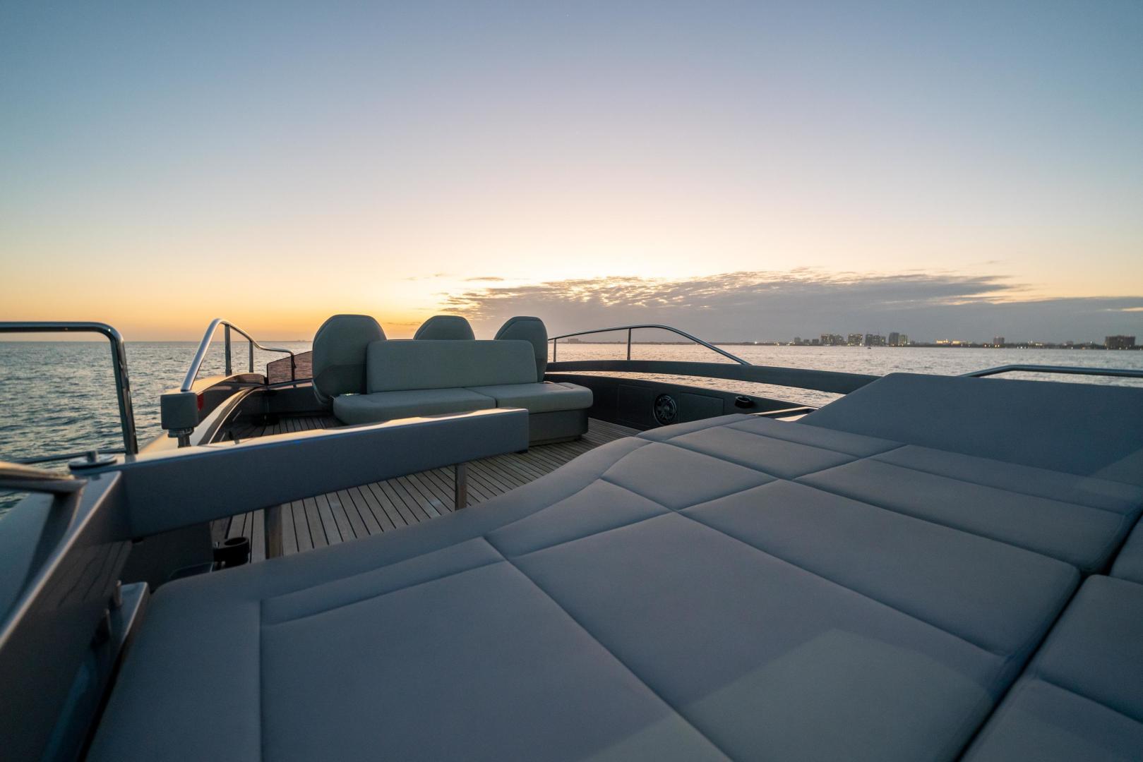 2021 Pershing 8X - Image 4