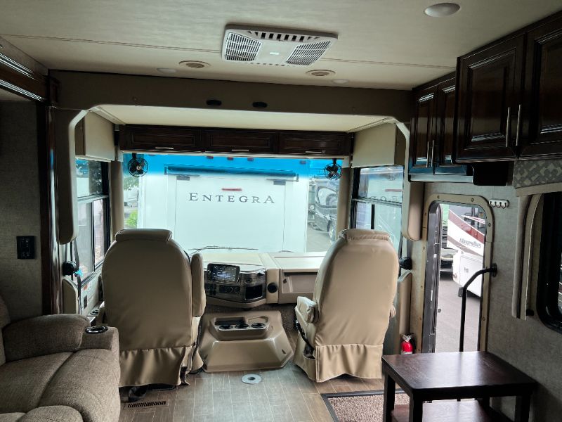 2020 Thor Motor Coach Miramar 32.2 - Image 24