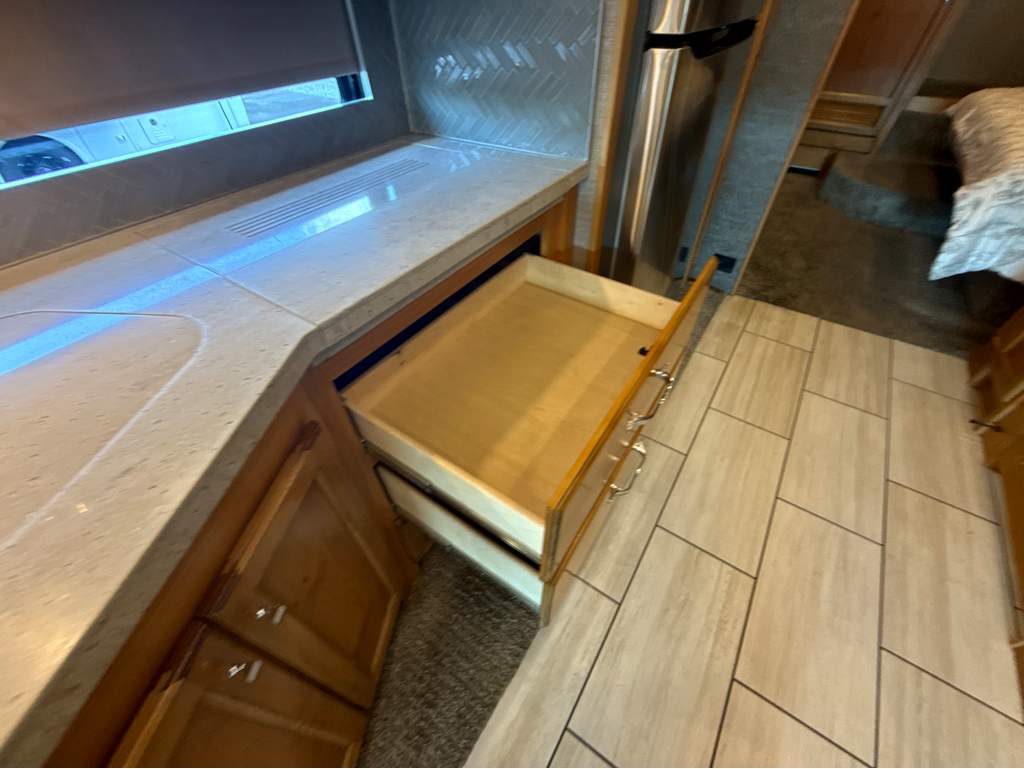 2021 TIFFIN ALLEGRO RED 33 AA - Image 21