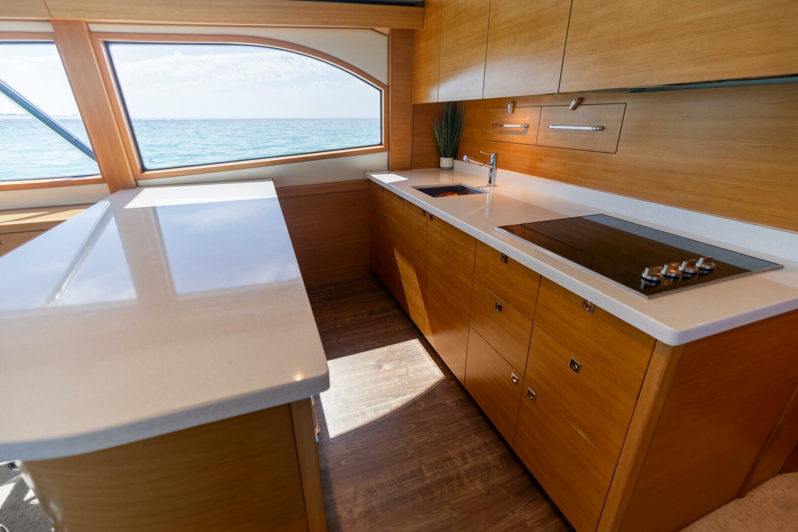 2016 Hatteras GT60 - Image 14