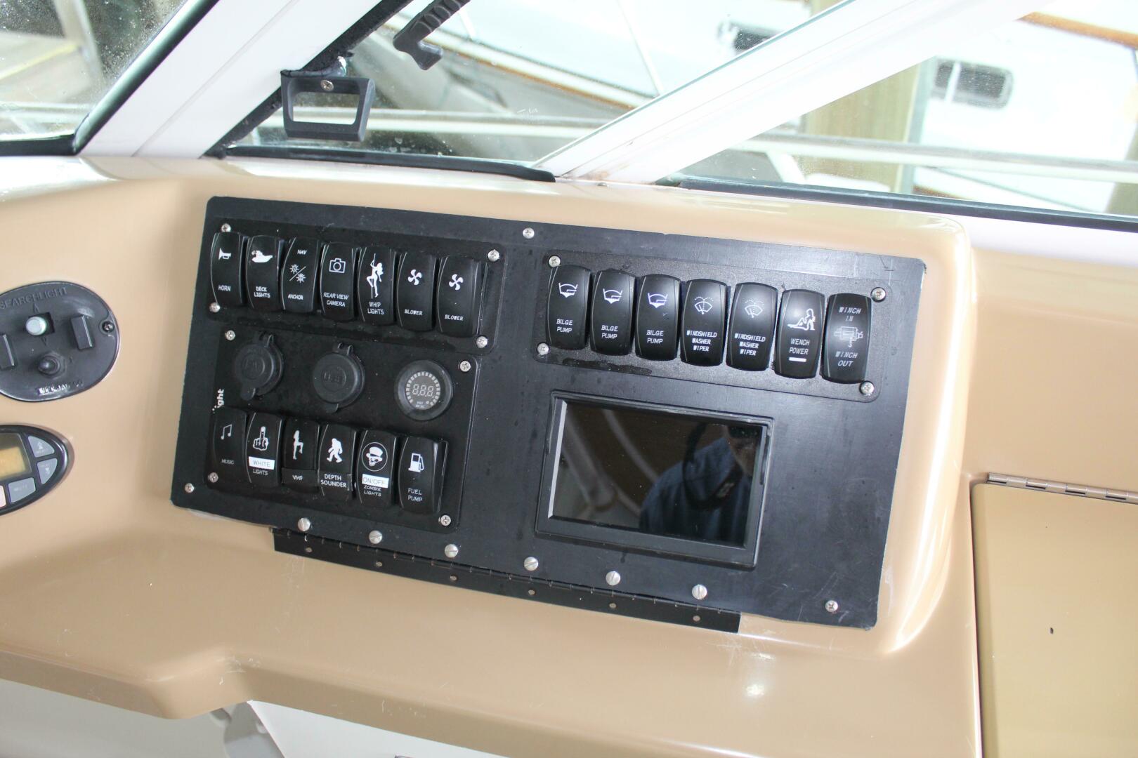 2004 Carver 360 Mariner - Image 22