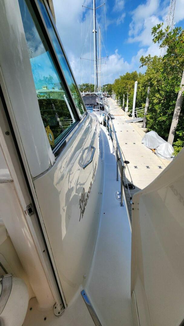 2004 Sea Ray 390 Motor Yacht - Image 11