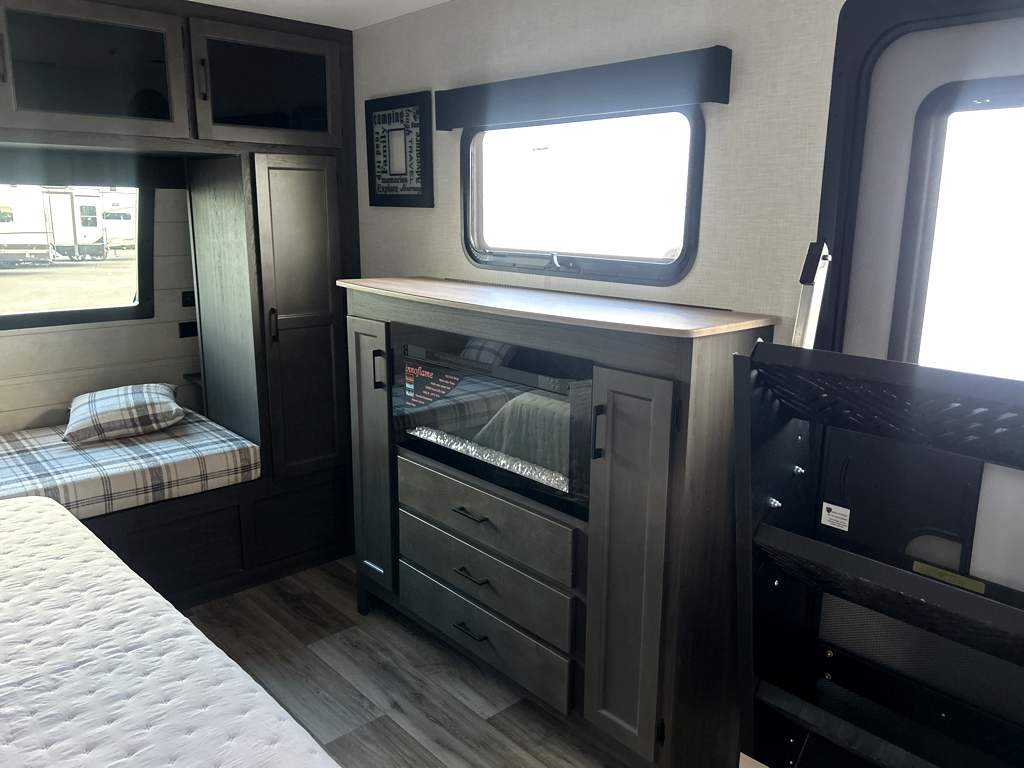 2026 VENTURE RV SPORTTREK 302VRD - Image 16